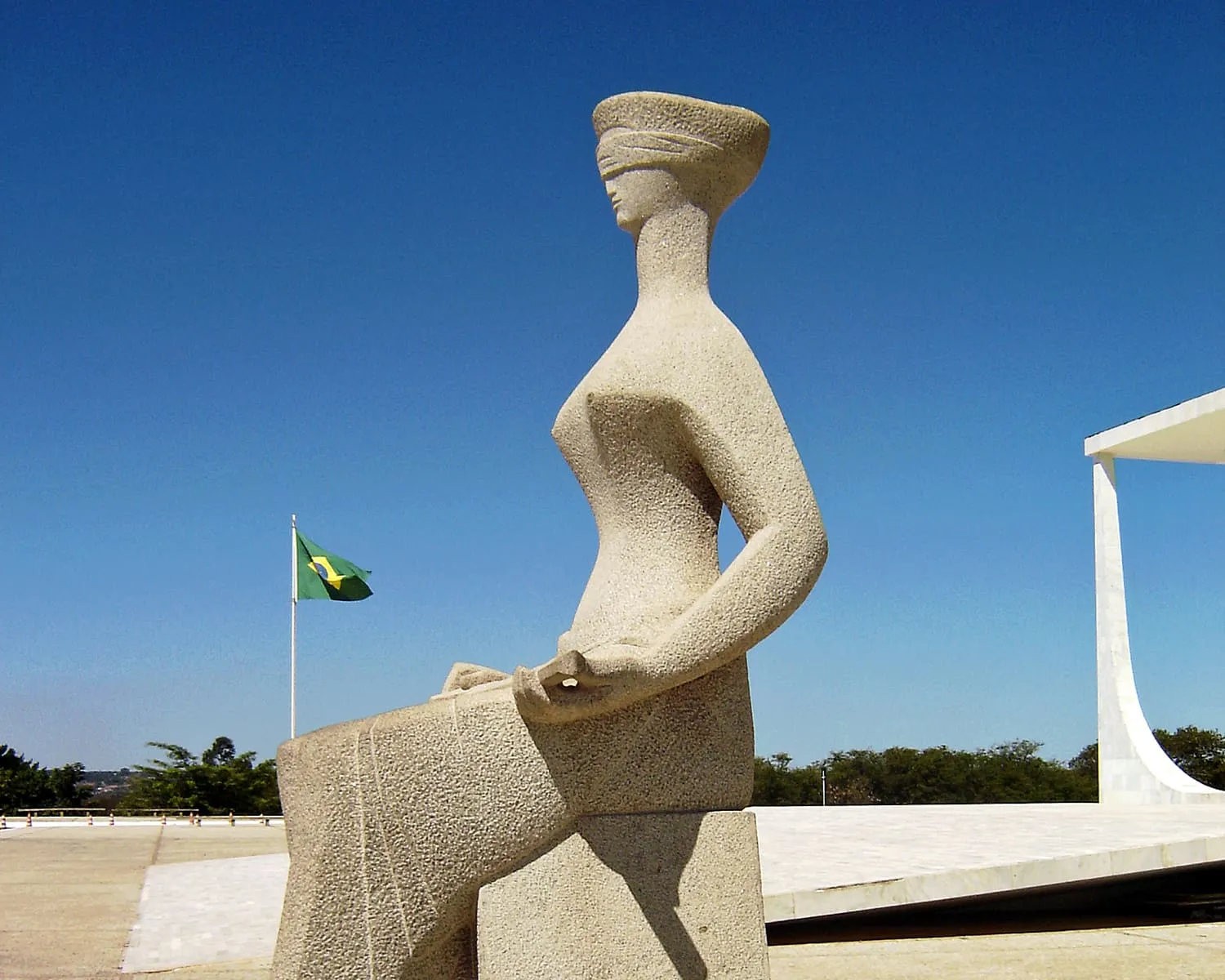 Escultura A Justiça, de Alfredo Ceschiatti, símbolo do acesso à justiça.