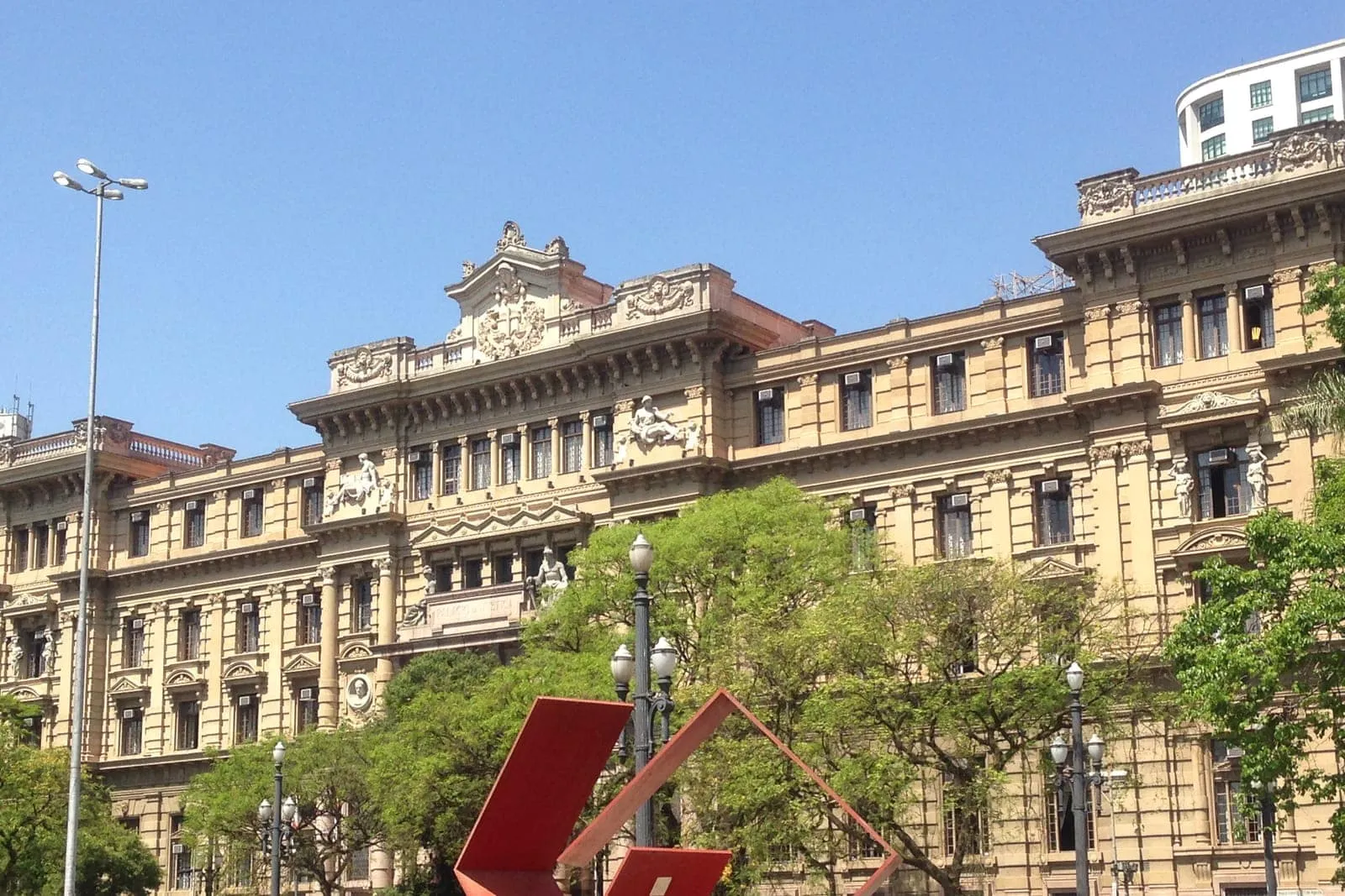 Fachada do Palácio da Justiça de São Paulo, sede do Tribunal de Justiça, vista da Praça da Sé.